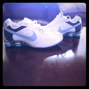 Women's size 9 light blue and white Nike Shox